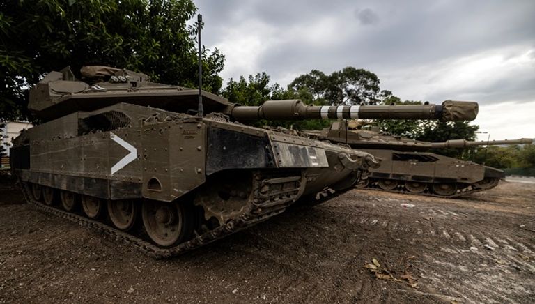 دبابة ميركافا إسرائيلية في منطقة كريات شمونة قرب الحدود مع لبنان