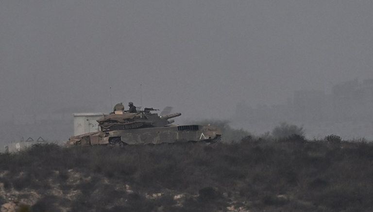 دبابة ميركافا إسرائيلية في منطقة كريات شمونة قرب الحدود مع لبنان