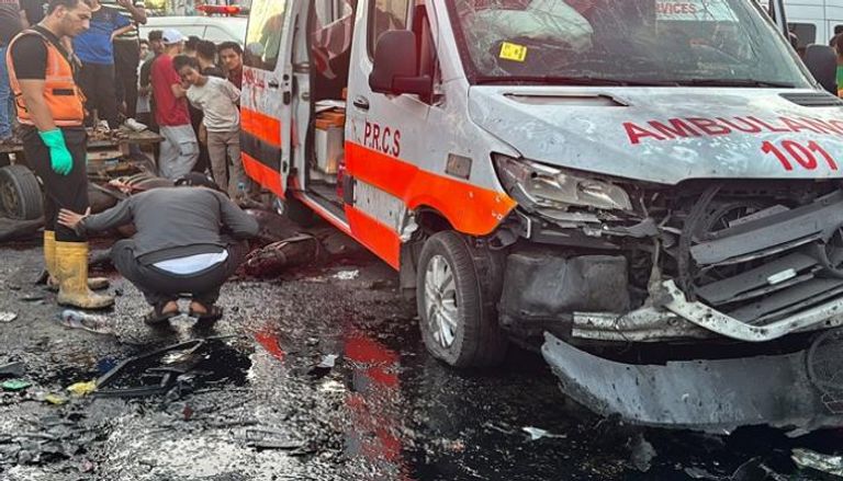 سيارة إسعاف تضررت جراء غارة إسرائيلية بمحيط مستشفى الشفاء في مدينة غزة