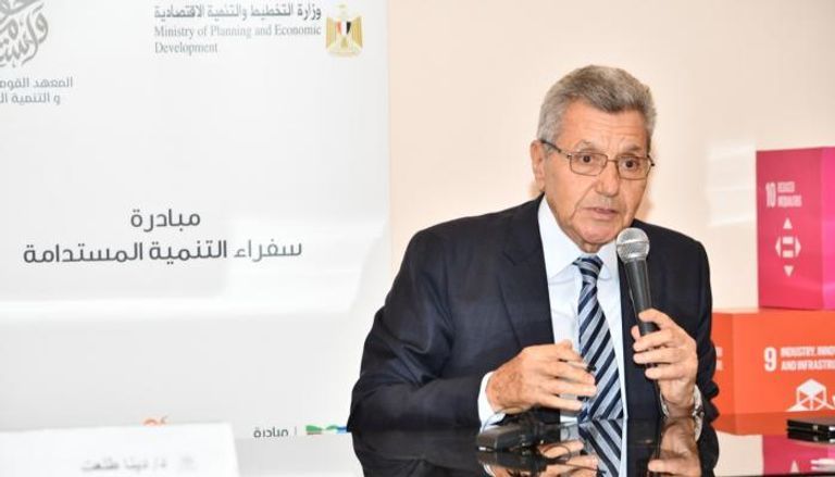 السفير الدكتور حسين أباظه عمل لأكثر من 22 عاما في البرنامج الإنمائي للأمم المتحدة الدكتور حسين أباظة رئيس برنامج الأمم المتحدة للاقتصاد والتجارة سابقا