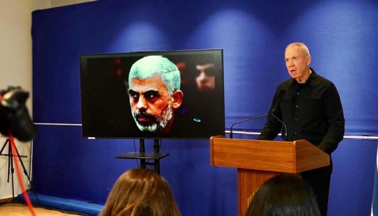 وزير الدفاع الاسرائيلي يوآف غالانت مع صورة السنوار 