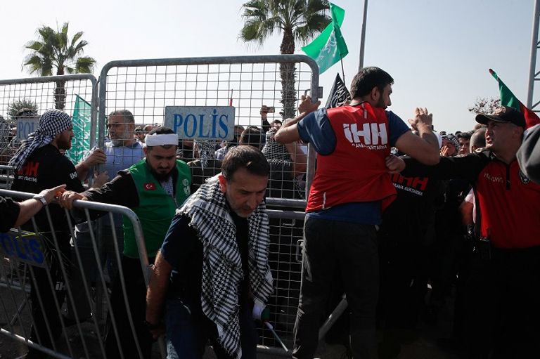 الشرطة التركية تفرق محتجين أمام القاعدة الأمريكية