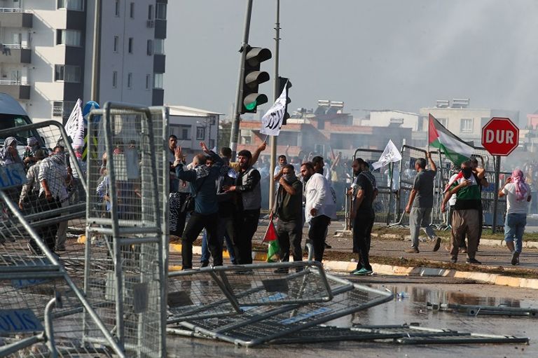 الشرطة التركية تفرق محتجين أمام القاعدة الأمريكية