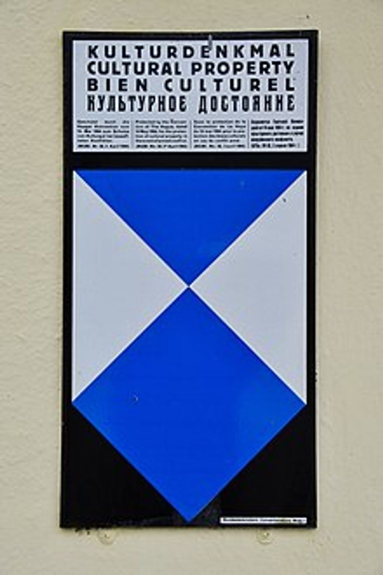 إزالة "الدرع الأزرق" عن سور قلعة بعلبك