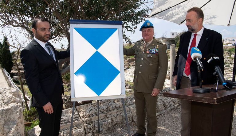 قوات اليونيفيل تضع الدرع الأزرق على مواقع أثرية في صور اللبنانية إزالة "الدرع الأزرق" عن سور قلعة بعلبك