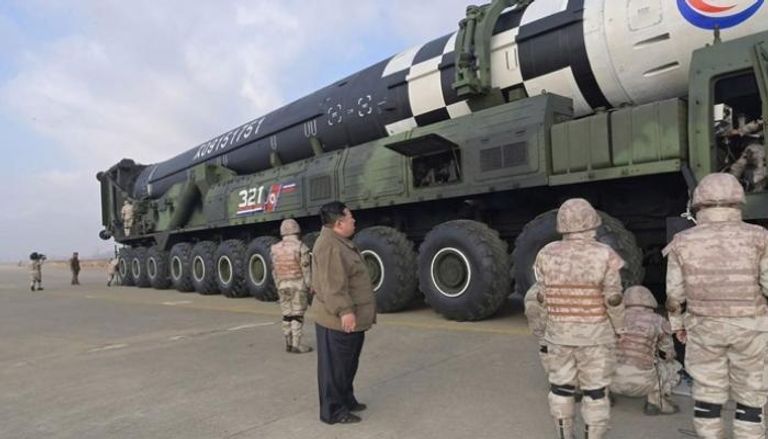 الزعيم الكوري الشمالي كيم جونغ أون يتفقد صاروخًا باليستيًا عابرًا للقارات