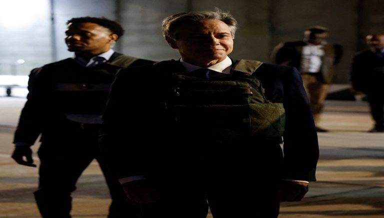 وزير الخارجية الأمريكي أنتوني بلينكن يرتدي سترة واقية من الرصاص خلال استقلاله طائرة هليكوبتر فوق بغداد