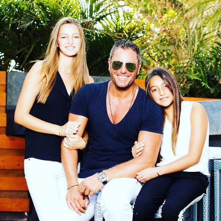 تامر هجرس مع ابنتيه الفنان المصري تامر هجرس