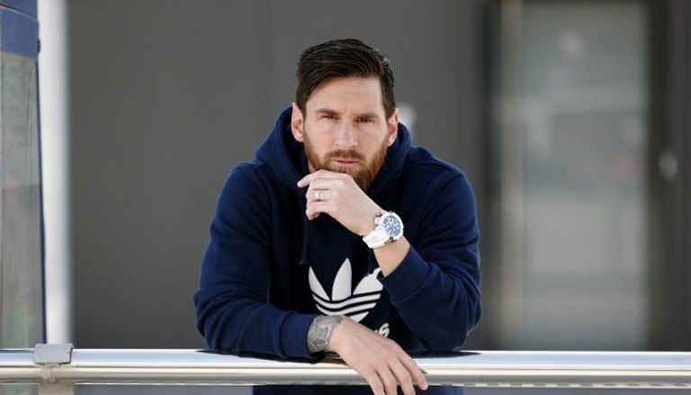 ليونيل ميسي ملك الكرة الذهبية ليونيل ميسي يحمل الكرة الذهبية