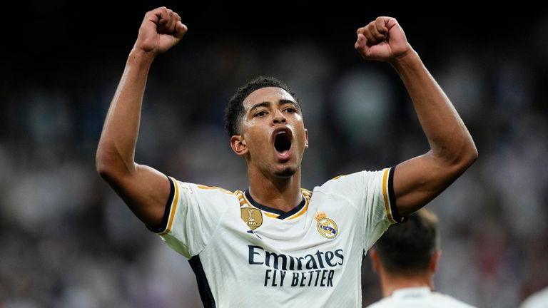 جود بيلينغهام نجم ريال مدريد ليونيل ميسي يحمل الكرة الذهبية