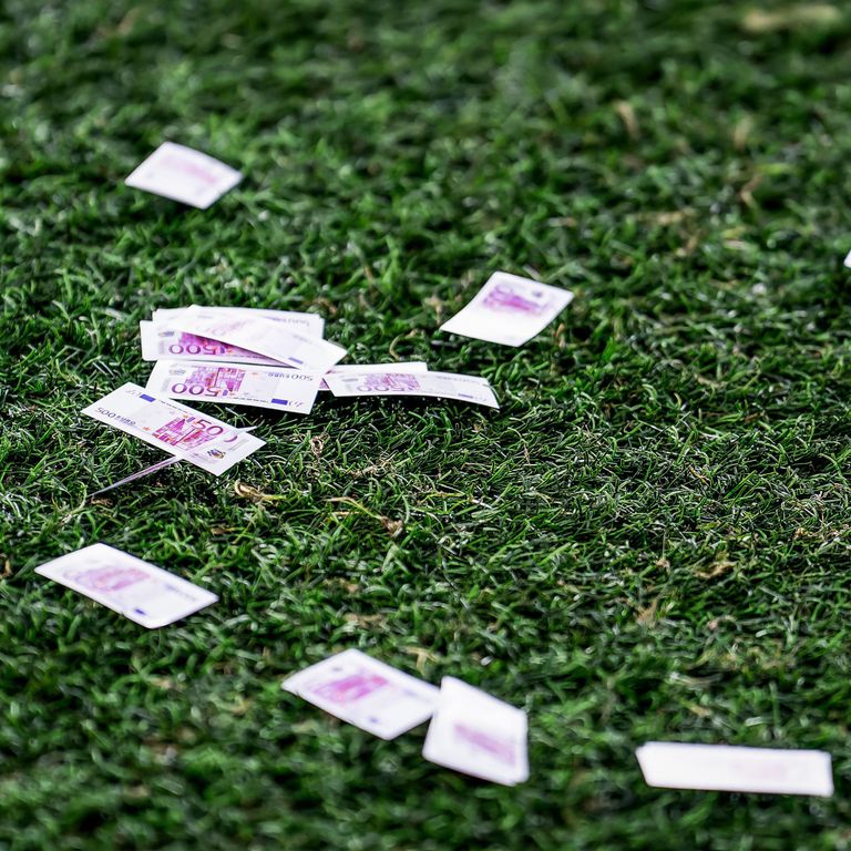 أكياس نقود مزيفة