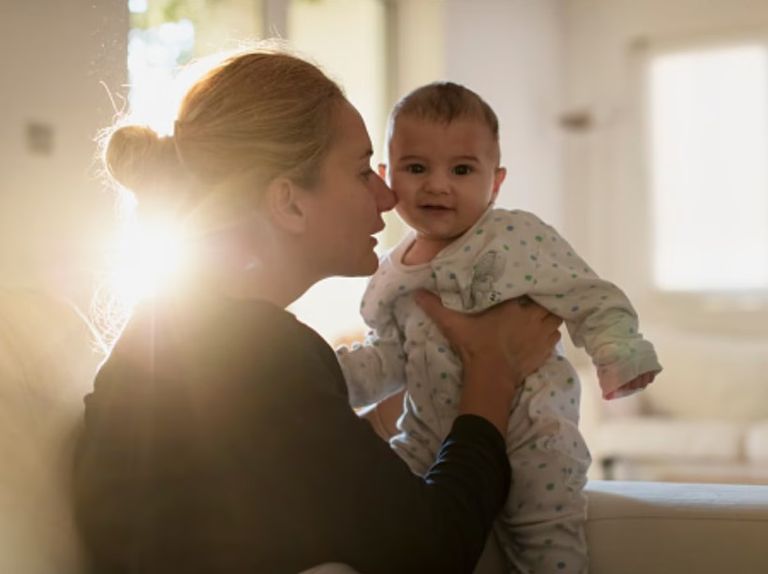 رجل يحمل طفلا رضيعا