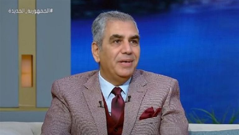 أم تحمل طفلها الرضيع