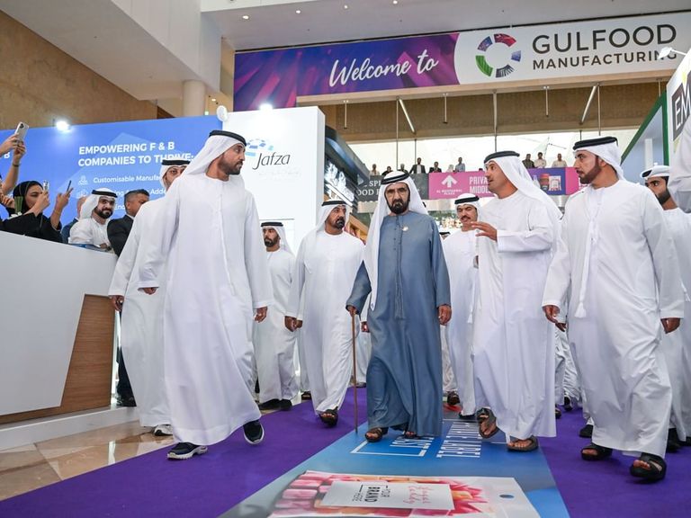  الشيخ محمد بن راشد آل مكتوم خلال زيارته فعاليات معرض جلفود - وام