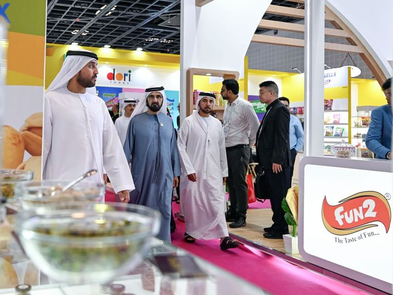 الشيخ محمد بن راشد آل مكتوم خلال زيارته فعاليات معرض جلفود - وام  الشيخ محمد بن راشد آل مكتوم خلال زيارته فعاليات معرض جلفود - وام