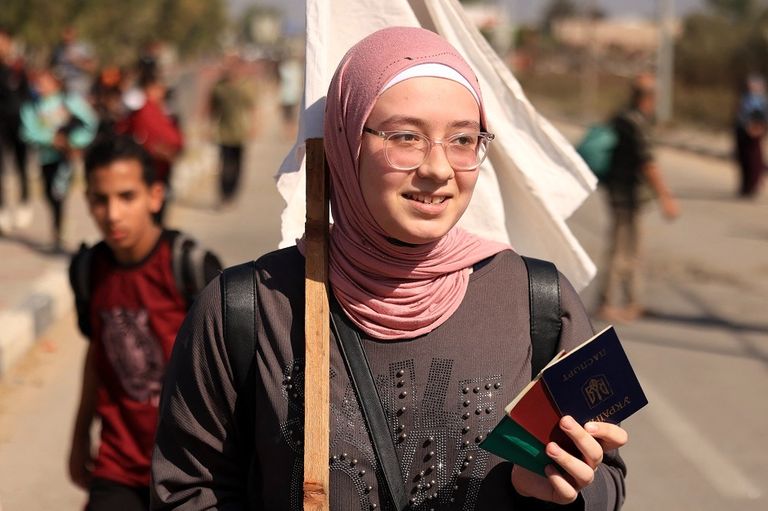 فلسطينيون يلوحون براية بيضاء أثناء فرارهم من غزة سيرا على الأقدام