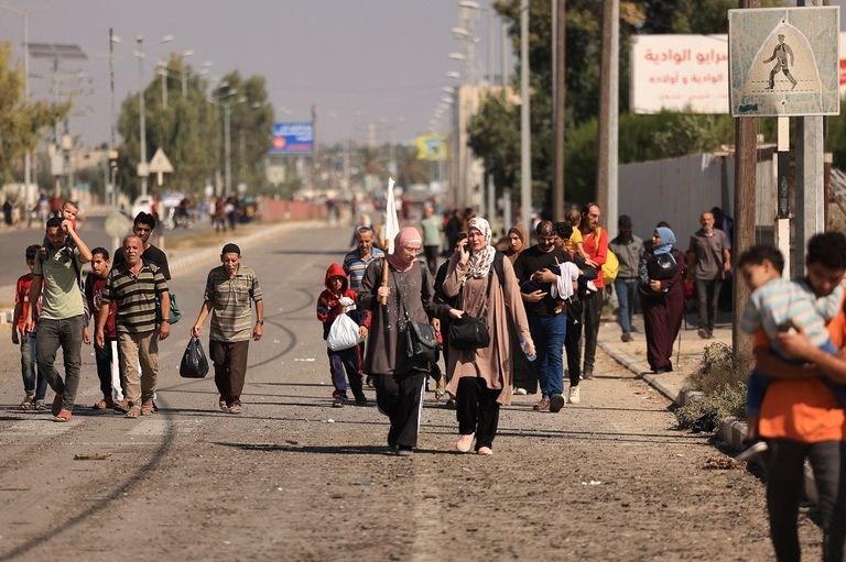 فلسطينيون يلوحون براية بيضاء أثناء فرارهم من غزة سيرا على الأقدام