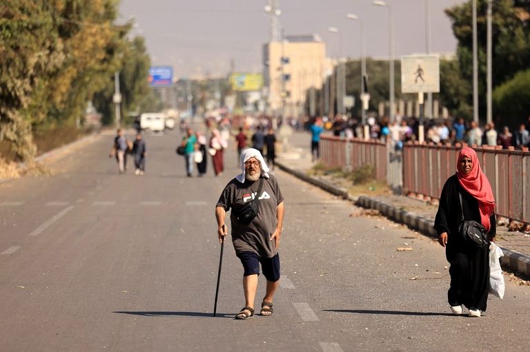 فلسطينيون يلوحون براية بيضاء أثناء فرارهم من غزة سيرا على الأقدام