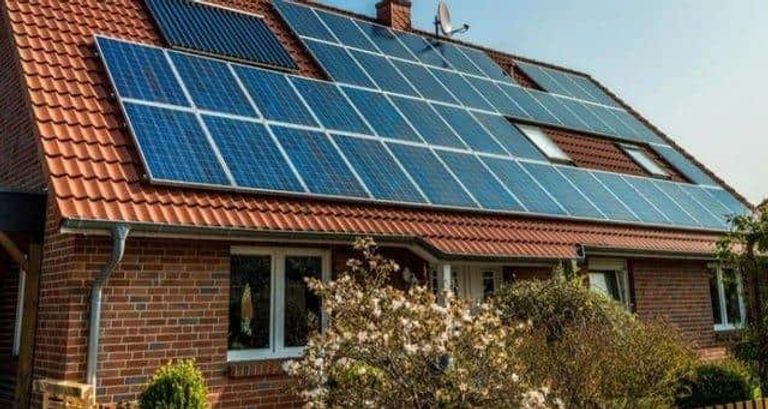 اعتمد مصادر الطاقة النظيفة كالألواح الشمسية خفض البصمة الكربونية عبر طرق فردية بسيطة