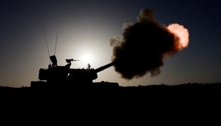 دبابة إسرائيلية تقصف غزة - أرشيفية