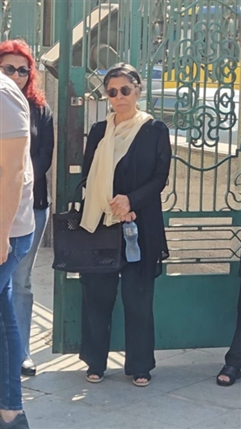 سلوى محمد علي في جنازة والدتها