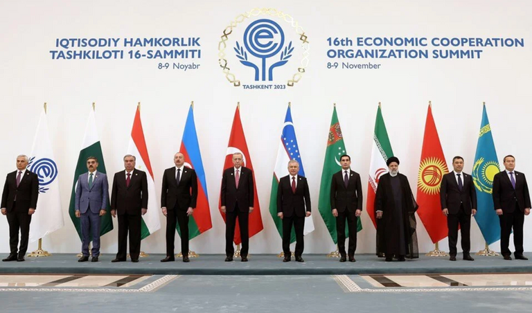 طفل فلسطيني يجلس بجانب جثمان في غزة