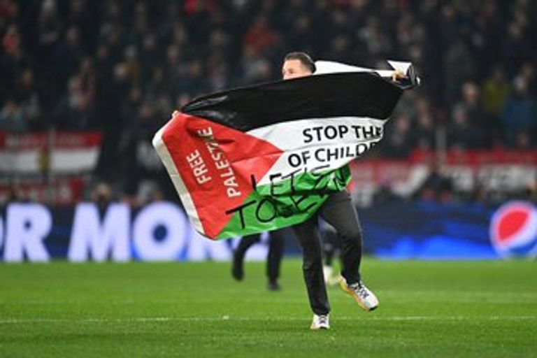 علم فلسطين روني بردغجي لاعب كوبنهاغن الدنماركي