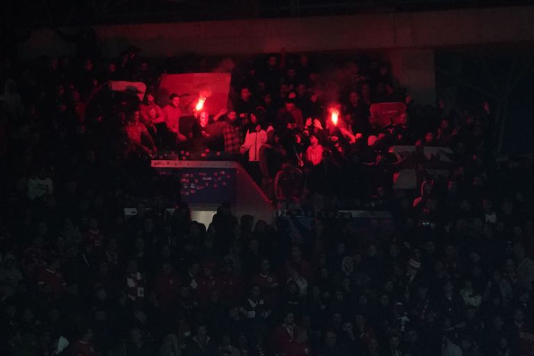 النيران في المدرجات شغب جماهير بنفيكا البرتغالي