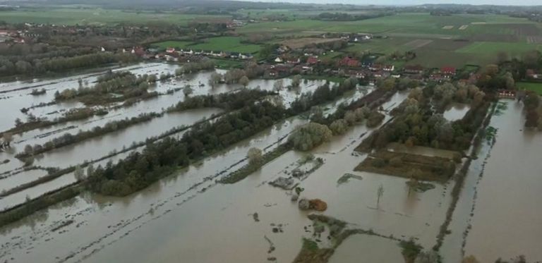 المياه تغرق شوارع المقاطعة الفرنسية