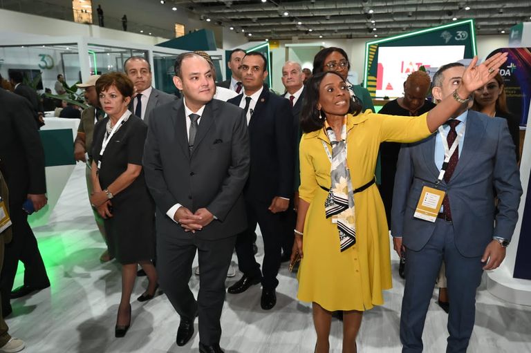 جولة وزير التجارة والصناعة المصري داخل المعرض