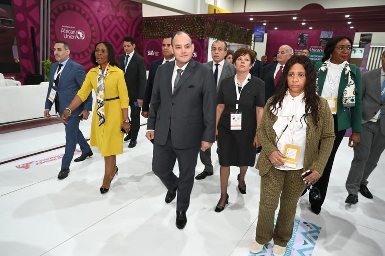 جولة وزير التجارة والصناعة المصري داخل المعرض