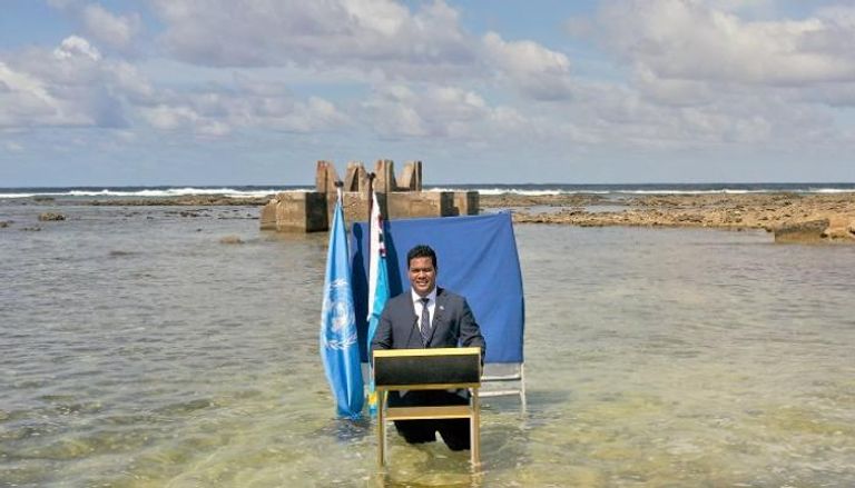 وزير العدل في توفالو يتحدث لـCOP26 أثناء وقوفه في المحيط