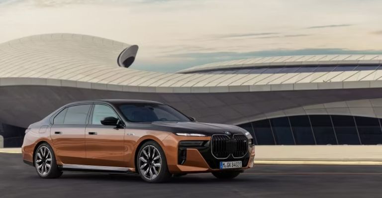 سيارة 2023 BMW i7 سيارة 2024 Toyota Crown