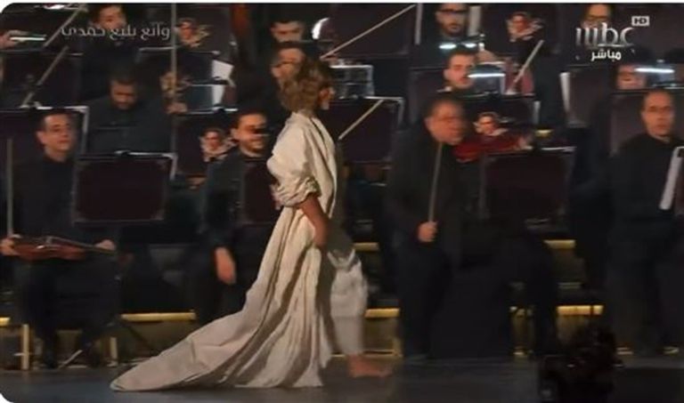 أصالة تغني في حفل