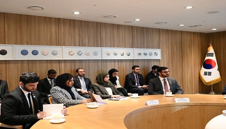 لقاء عبدالله بن طوق وزير الاقتصاد مع لي يونغ وزيرة المشروعات الصغيرة بكوريا الجنوبية