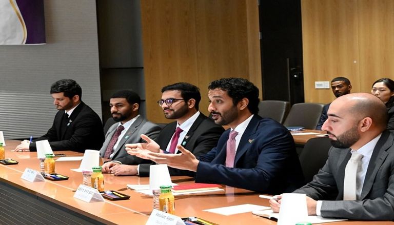 لقاء عبدالله بن طوق وزير الاقتصاد مع لي يونغ وزيرة المشروعات الصغيرة بكوريا الجنوبية