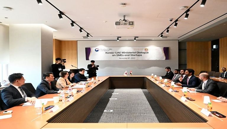 لقاء عبدالله بن طوق وزير الاقتصاد مع لي يونغ وزيرة المشروعات الصغيرة بكوريا الجنوبية