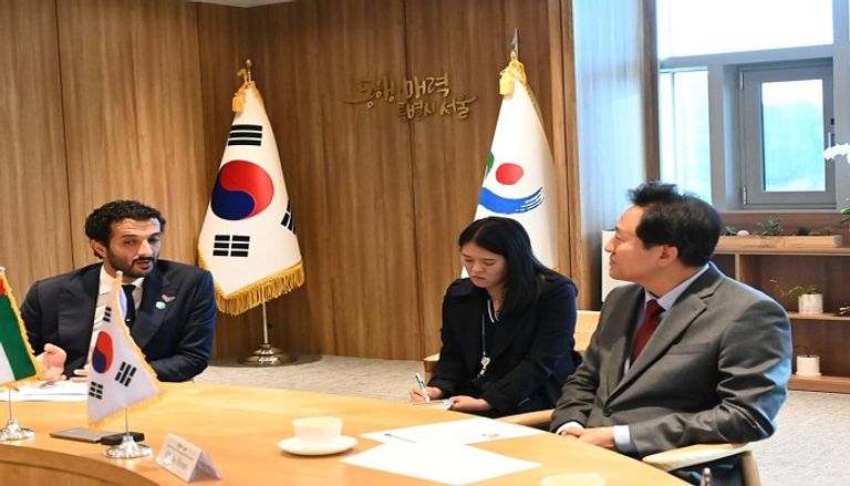 لقاء عبدالله بن طوق وزير الاقتصاد مع لي يونغ وزيرة المشروعات الصغيرة بكوريا الجنوبية