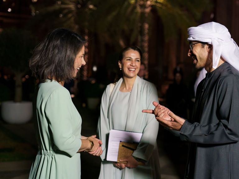 الشيخ عبدالله بن زايد آل نهيان وزير الخارجية الإماراتي وأنالينا بيربوك وزيرة خارجية ألمانيا الشيخ عبدالله بن زايد آل نهيان وزير الخارجية الإماراتي خلال عشاء عمل مع نظيرته الألمانية والوفد المرافق