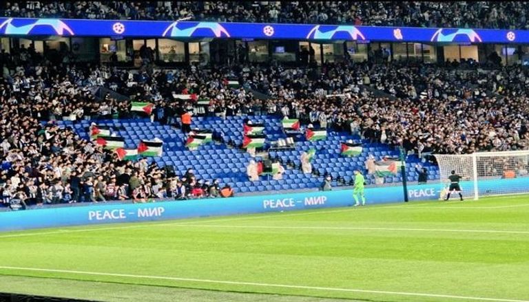 جماهير ريال سوسيداد ترفع أعلام فلسطين
