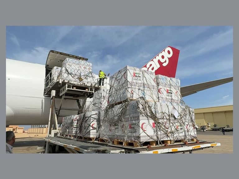 جانب من عملية إرسال المساعدات