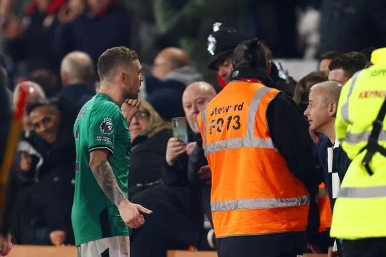 تريبيه مع مشجع نيوكاسل كيران تريبيه ظهير نيوكاسل يونايتد الإنجليزي