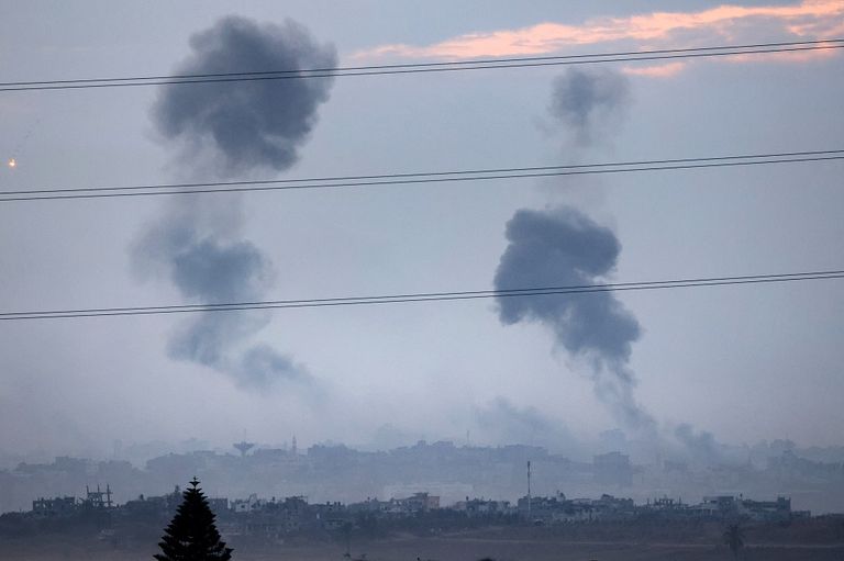 دخان متصاعد جراء قصف إسرائيلي على مبنى في قطاع غزة