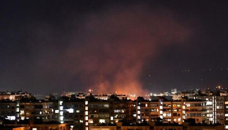 دخان يتصاعد في أعقاب غارة جوية إسرائيلية سابقة جنوب دمشق