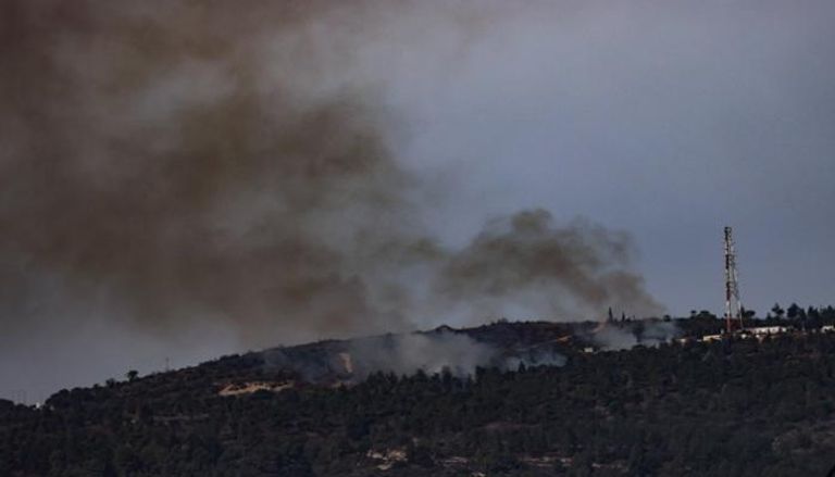 دخان يتصاعد من تلال رميم ريدج بعد تبادل إطلاق النار بين إسرائيل وحزب الله 