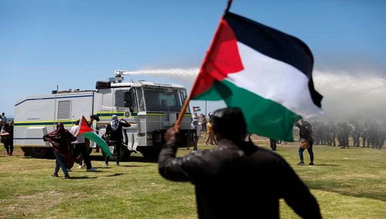 شرطة جنوب أفريقيا تتدخل لفض اشتباكات بين مؤيدين لإسرائيل ومؤيدين للفلسطينيين