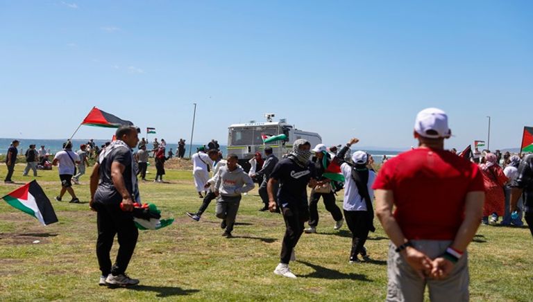 شرطة جنوب أفريقيا تتدخل لفض اشتباكات بين مؤيدين لإسرائيل ومؤيدين للفلسطينيين