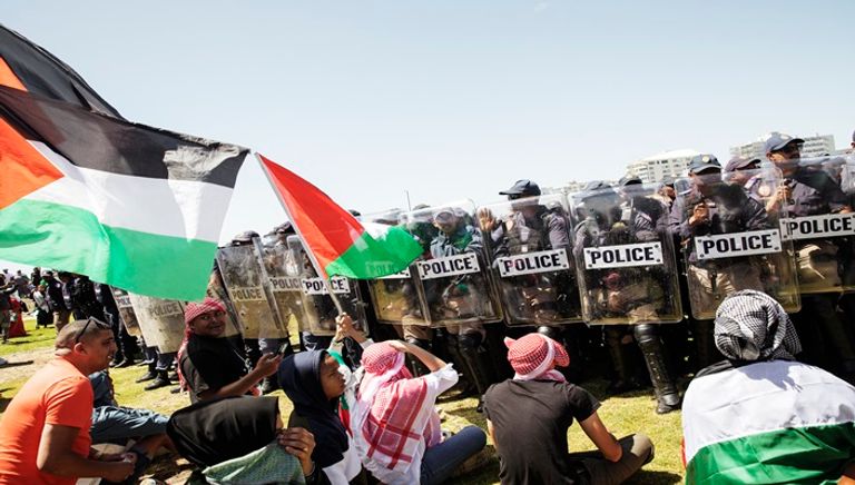 شرطة جنوب أفريقيا تتدخل لفض اشتباكات بين مؤيدين لإسرائيل ومؤيدين للفلسطينيين