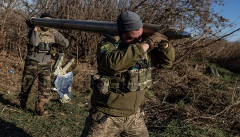 جنديان أوكرانيان على خطوط النار الأمامية