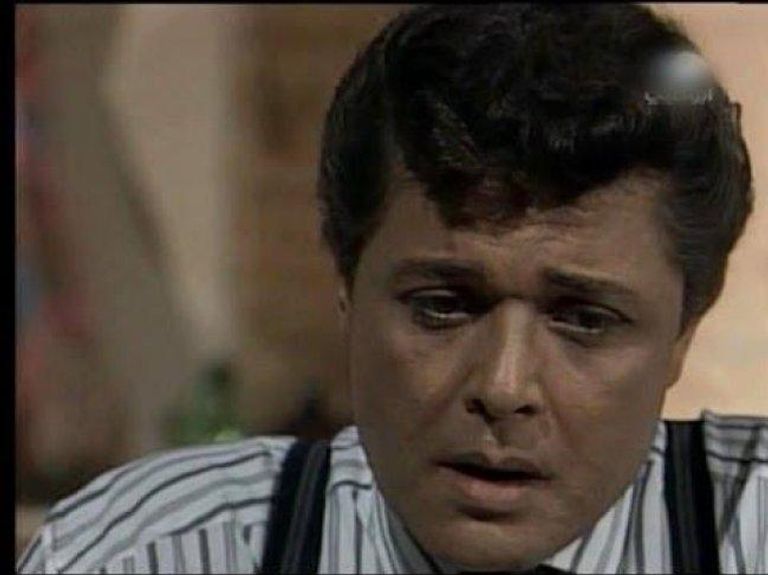 محمود عبدالعزيز في فيلم 